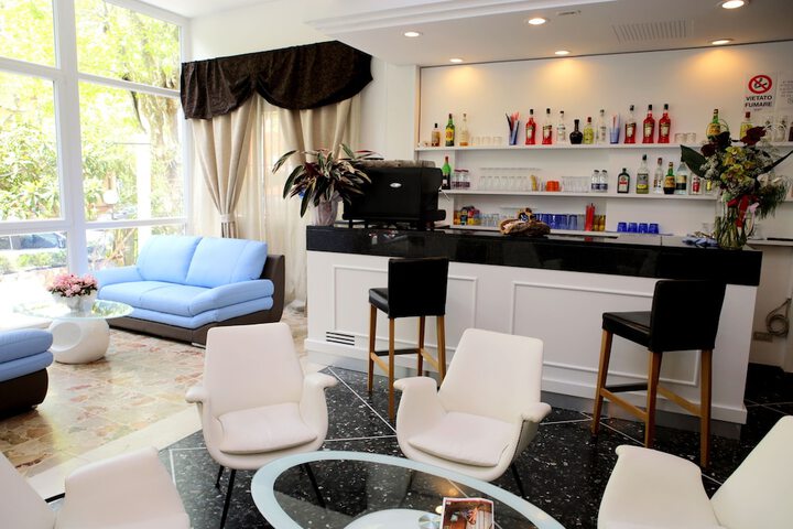 Lounge 27 of 35