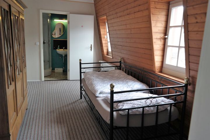 Room 5 of 61