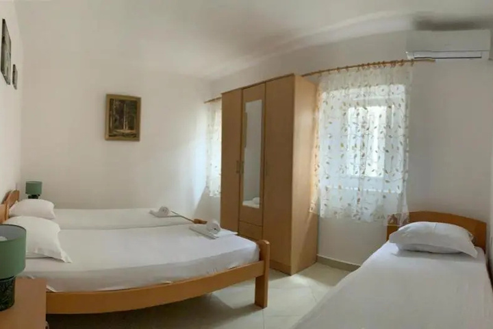 Room 5 of 10