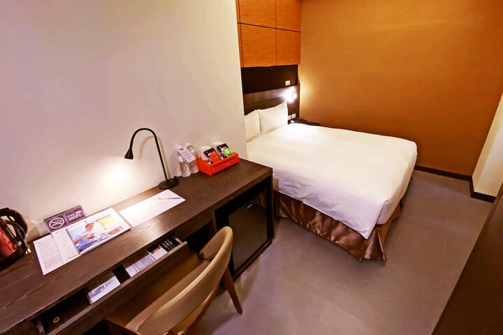 Room 3 of 65