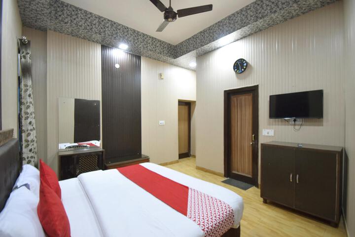 Room 12 of 32