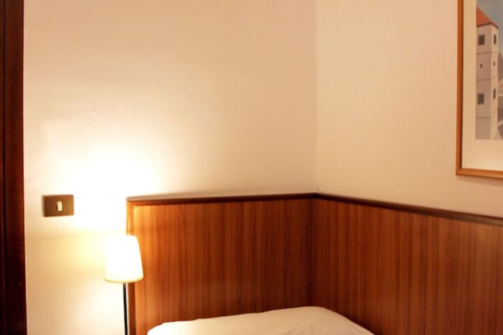 Room 6 of 45