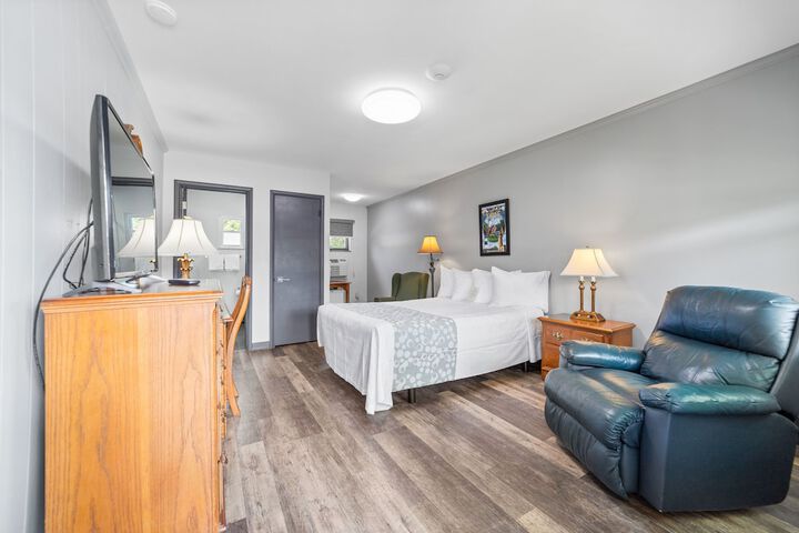 1 Queen Bed (18 of 22)