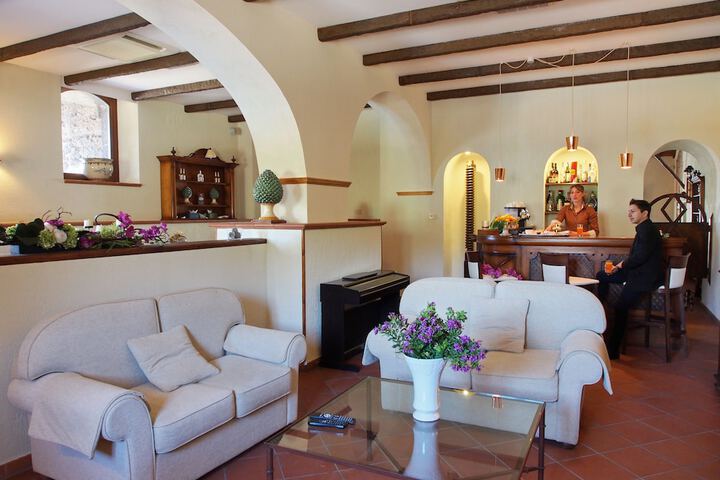Lounge 43 of 77