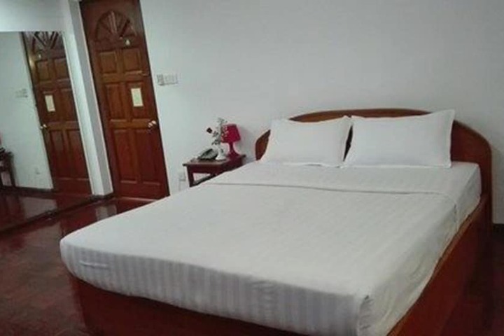 Room 10 of 33