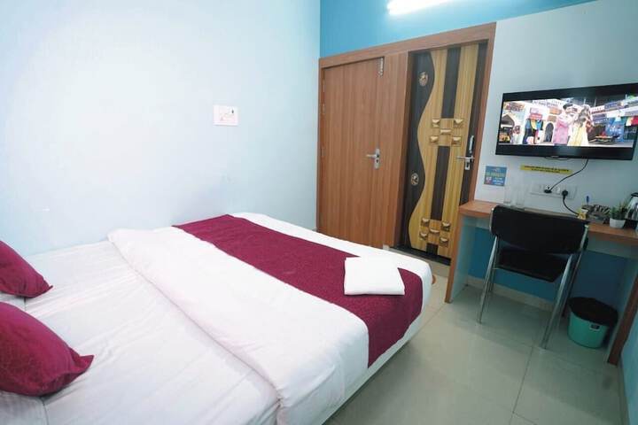 Room 4 of 8