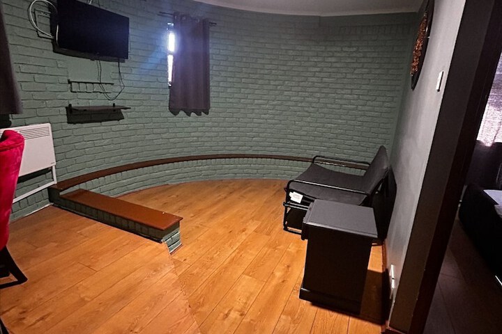 Room 17 of 49