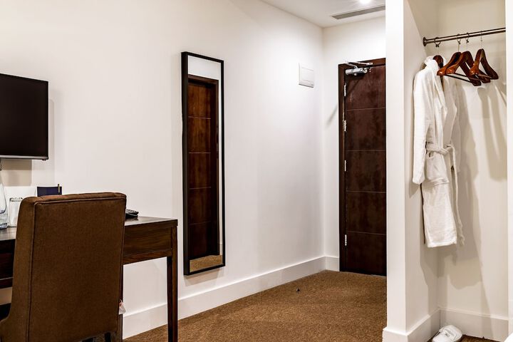 Room 17 of 36