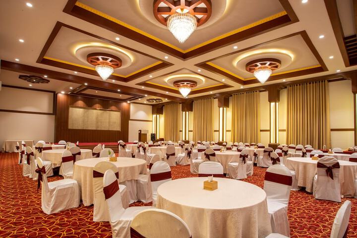 Ballroom/Hall 19 of 21