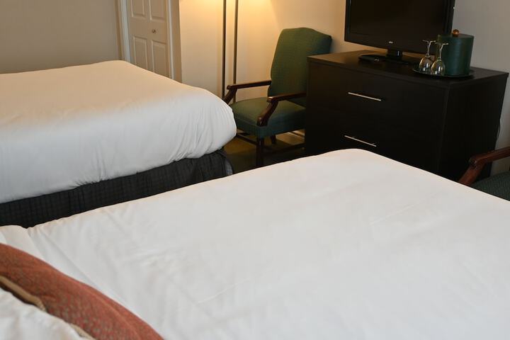 1 Queen Bed (13 of 19)