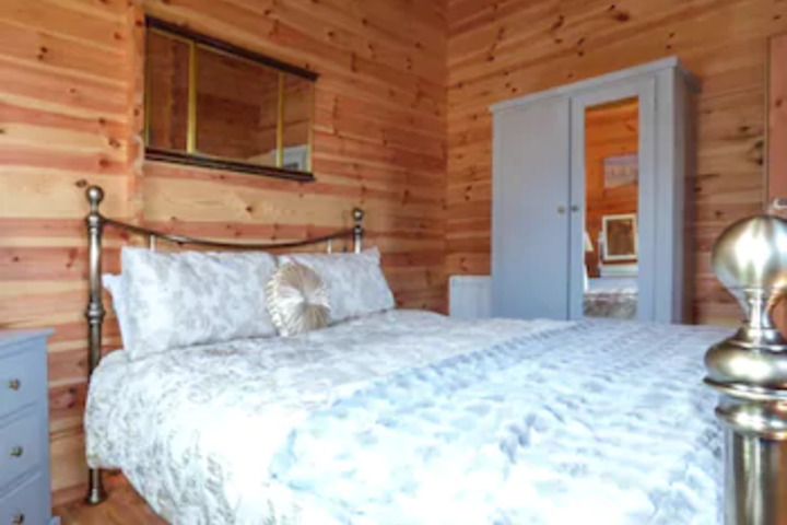 Room 2 of 4