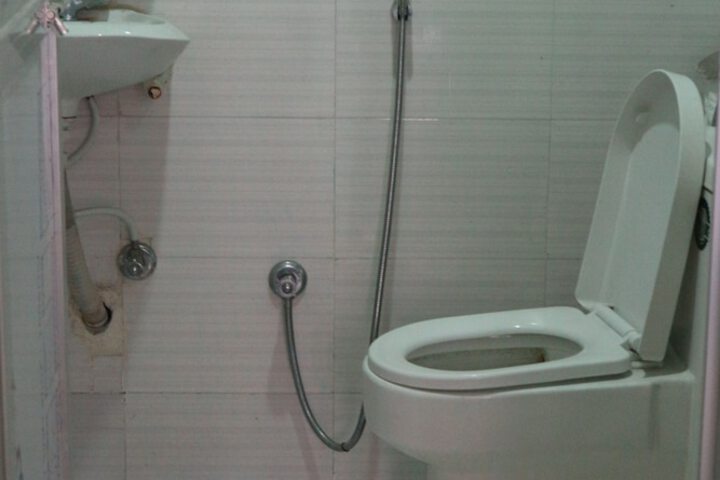 Room 9 of 16