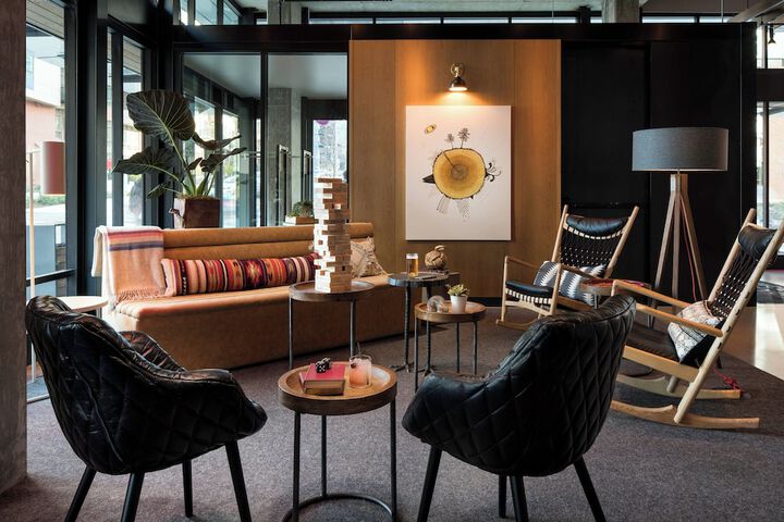 Lobby lounge