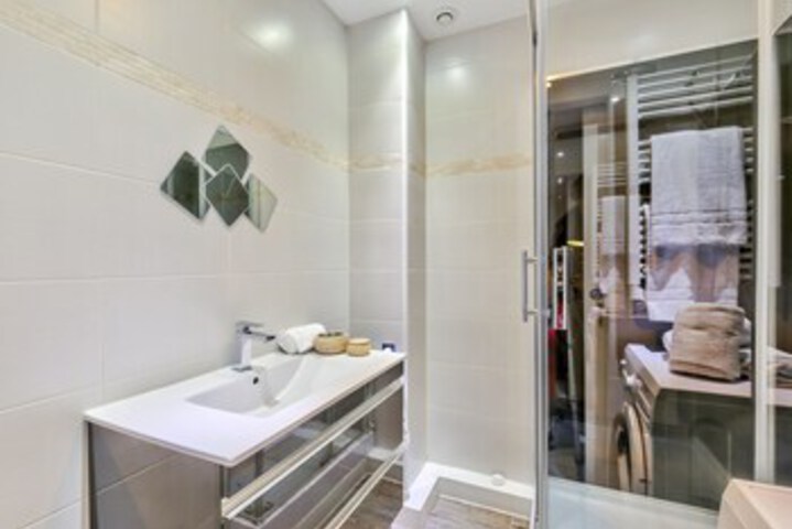 Room 2 of 9