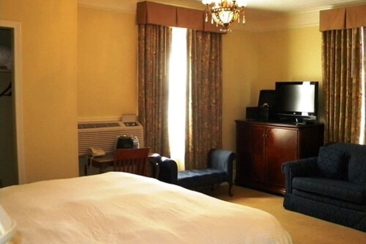 Room 13 of 87