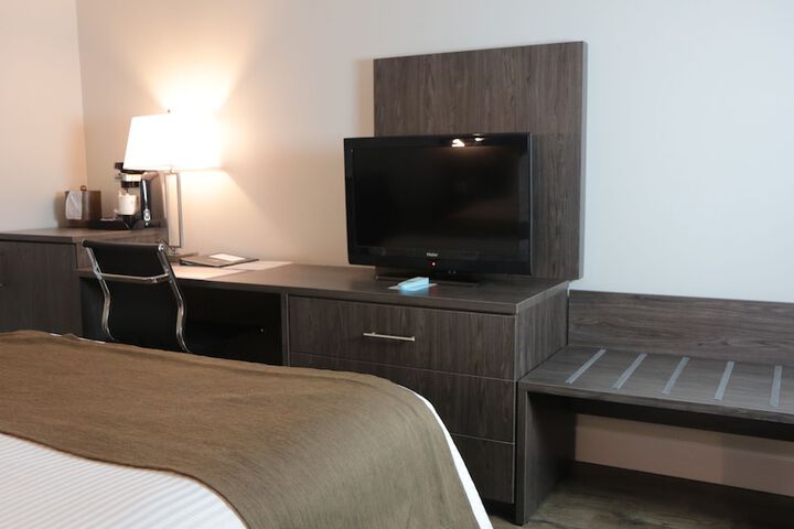 1 Queen Bed Work Desk Refrigerator Wood Floor Shower Only Full Breakfast (10 of 22)