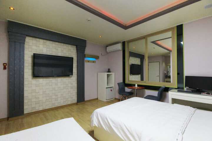 Room 13 of 33