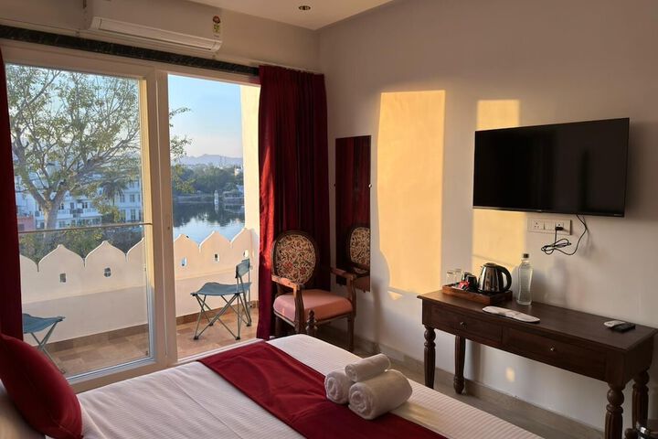 Room 4 of 10
