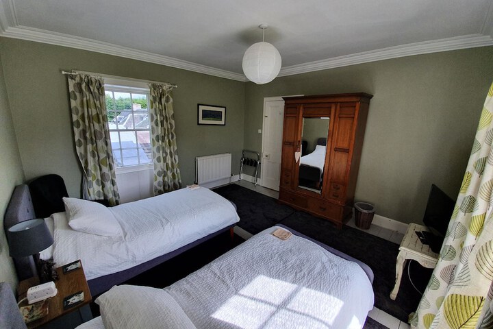 Room 4 of 32