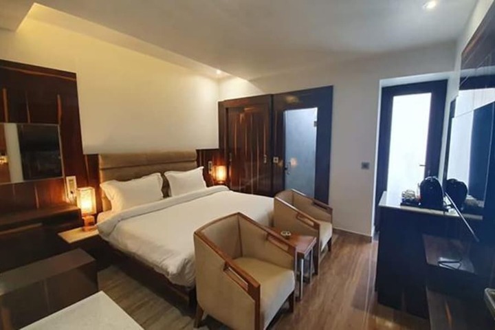 Room 17 of 27