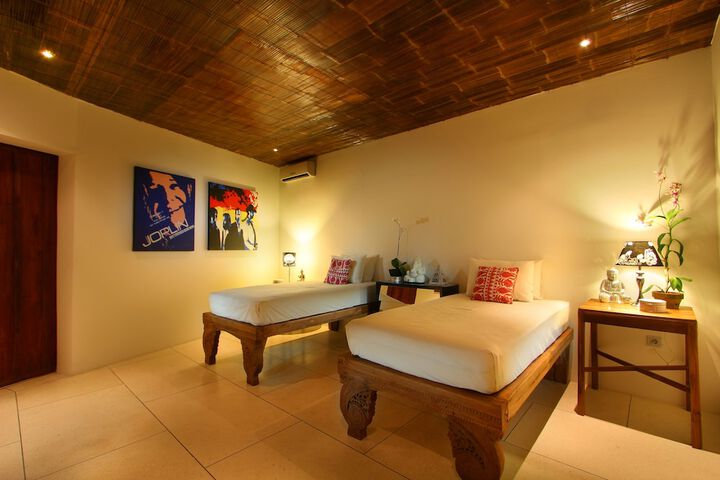 Room 2 of 95