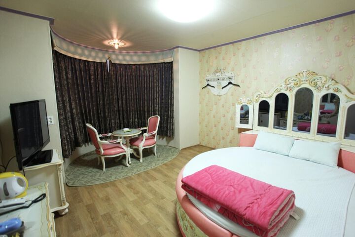 Room 16 of 79