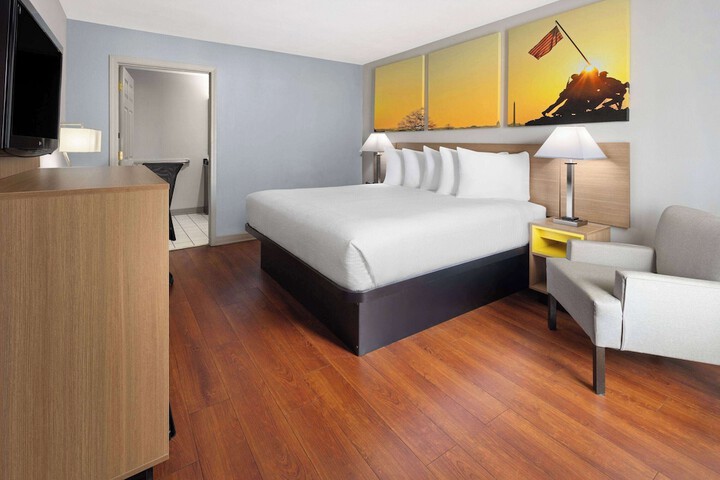 1 King Bed (7 of 8)