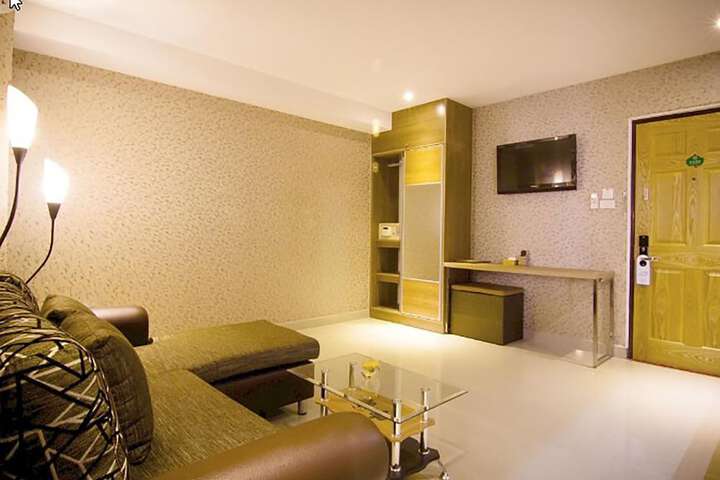 Room 32 of 81
