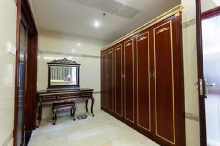 Room 3 of 68