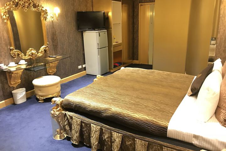 Room 5 of 17