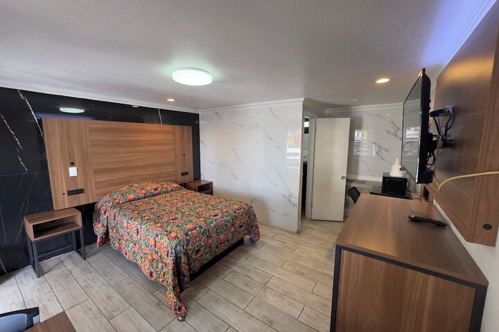 Room 10 of 18