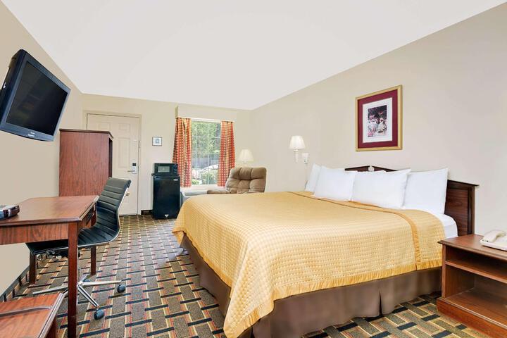 1 King Bed (6 of 10)