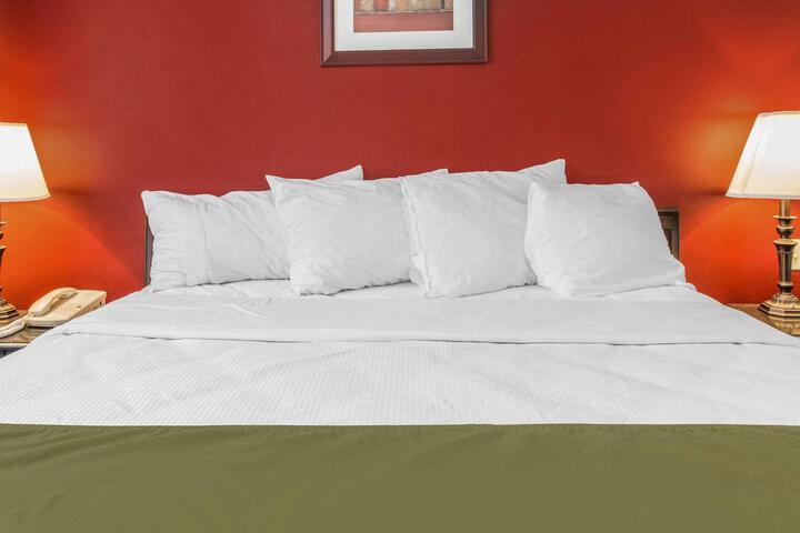 1 King Bed (12 of 19)
