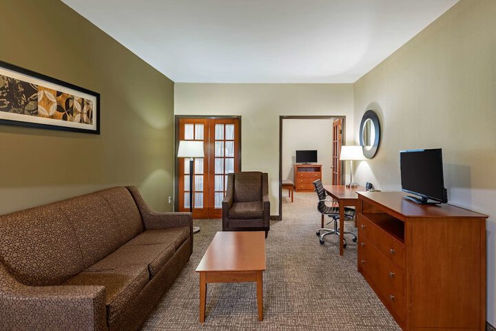 1 King Bed Suite (24 of 44)