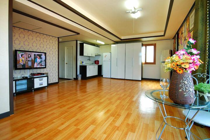 Room 4 of 16