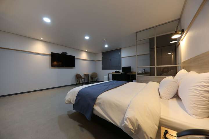 Room 16 of 100