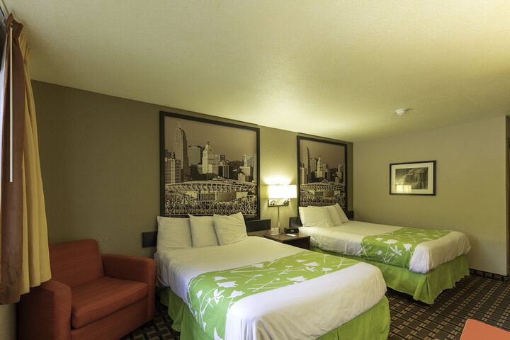 1 Queen Bed Accessible (7 of 10)