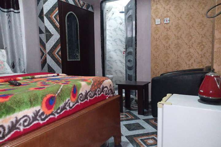 Room 6 of 18