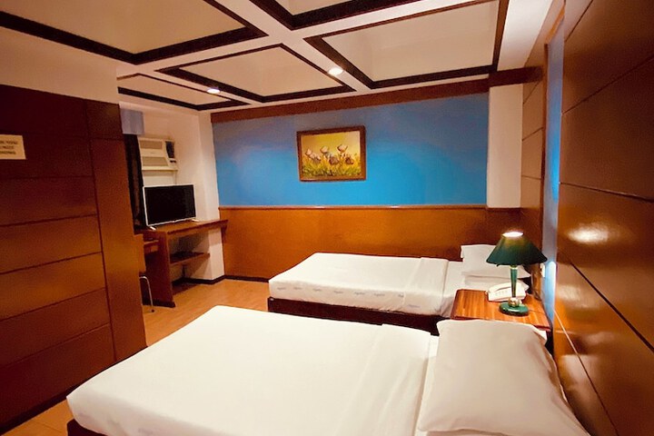Room 10 of 28
