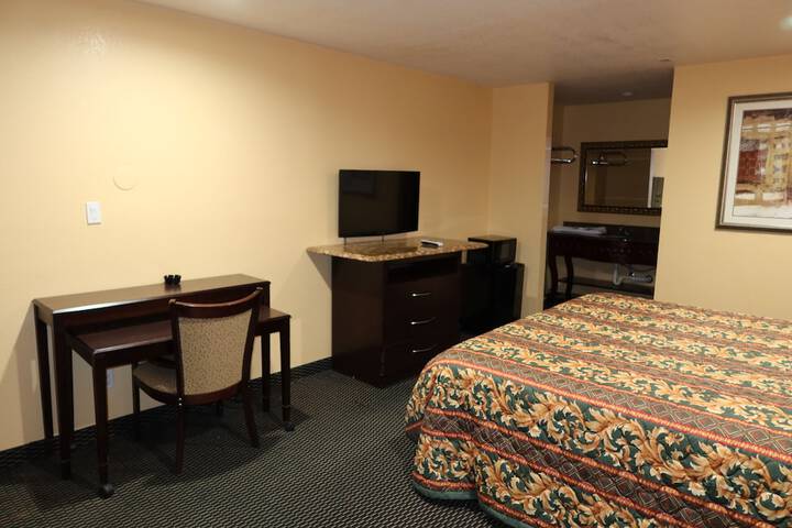 Classic Single Room 1 King Bed (3 of 7)