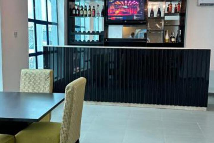 Lounge 1 of 26