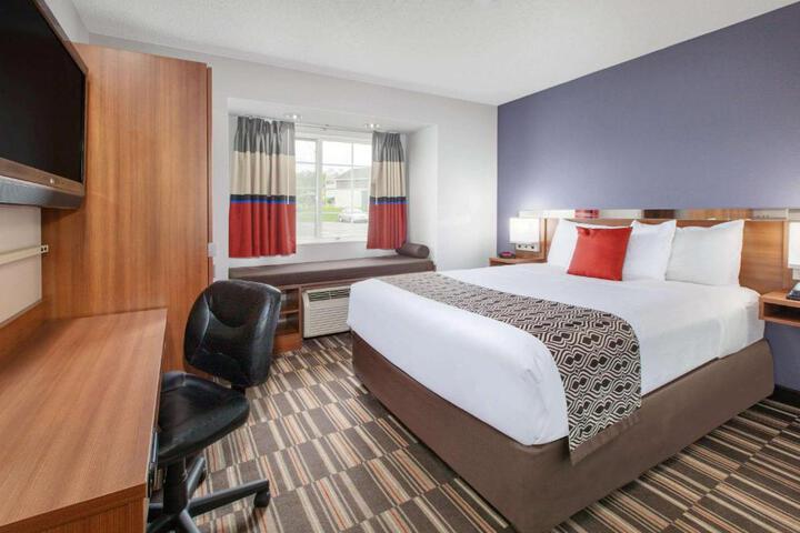 1 Queen Bed (7 of 20)