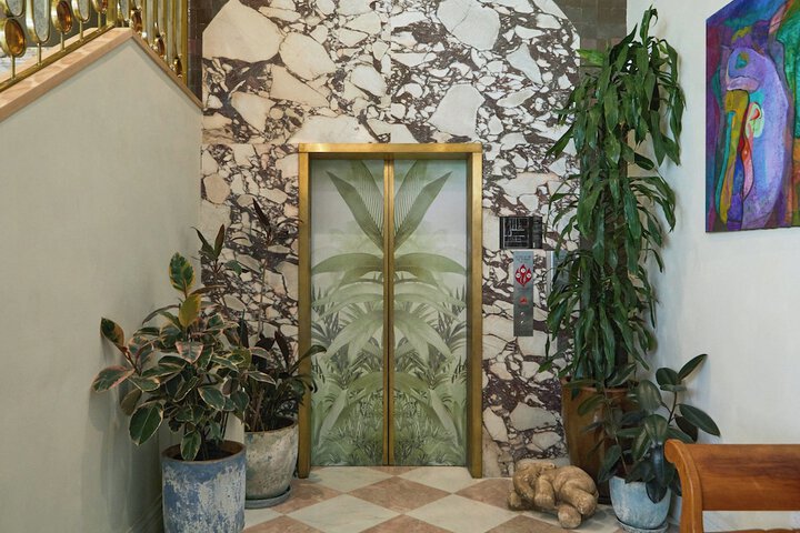 Lobby lounge