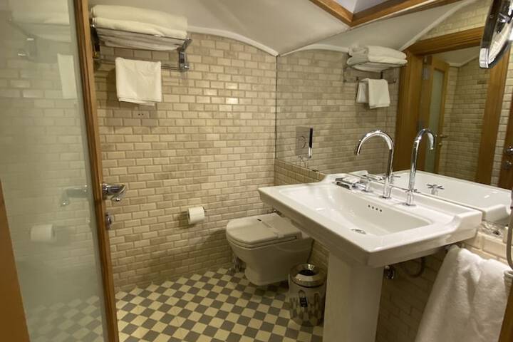 Room 100 of 153