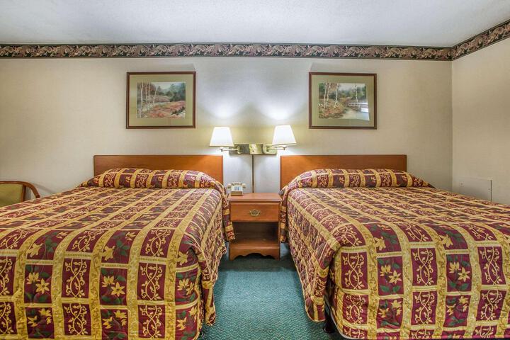 1 Queen Bed (19 of 21)