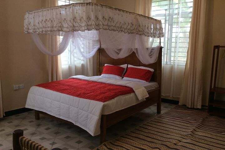 Room 6 of 12