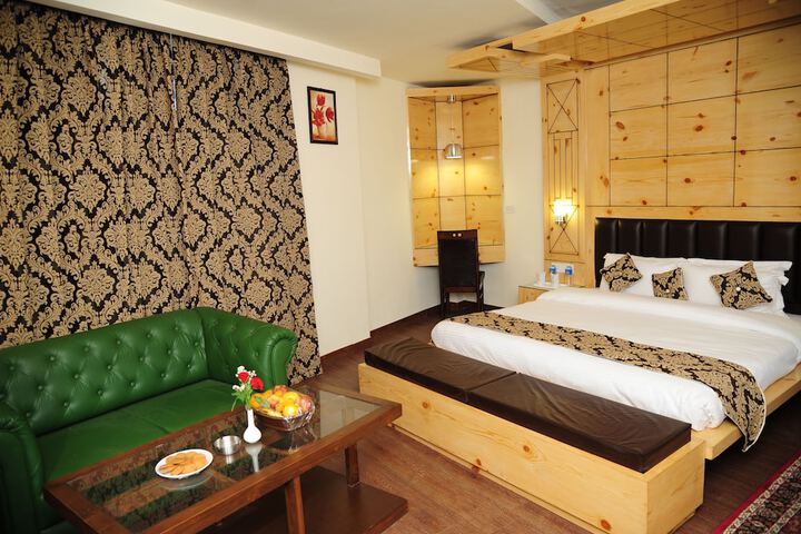 Room 33 of 76