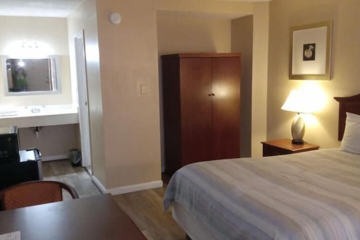 1 Queen Bed (2 of 19)