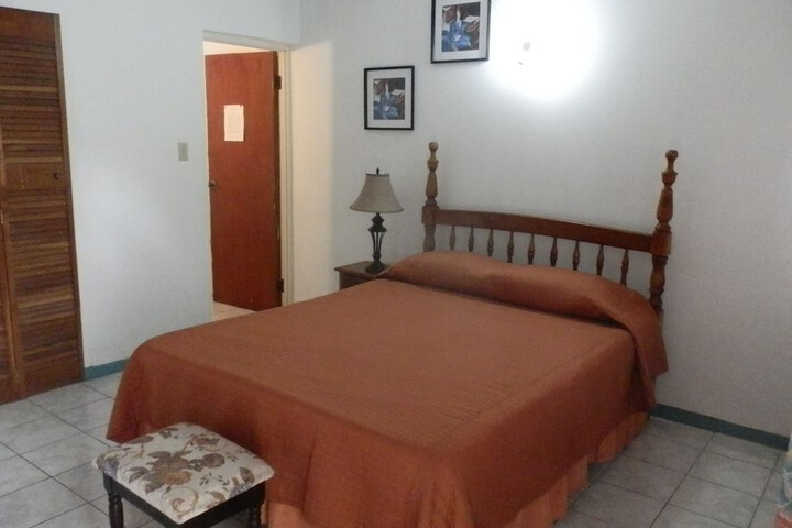 Room 2 of 32