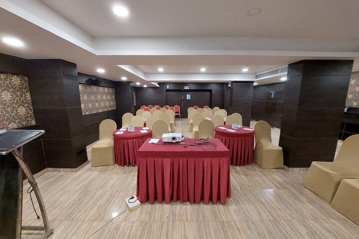 Ballroom/Hall 28 of 36